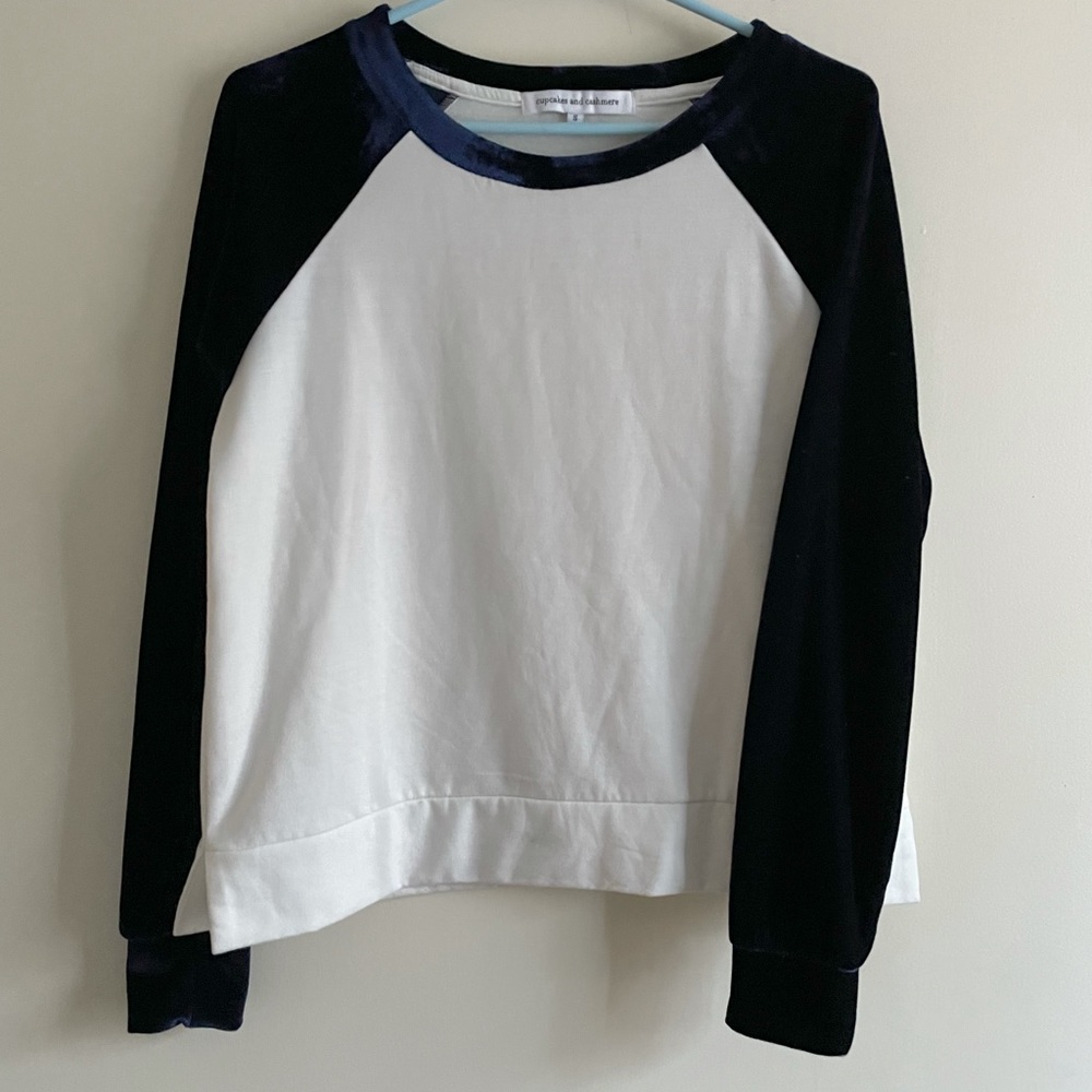 cupcakes and cashmere velvet sleeve womens crew neck pullover size small.